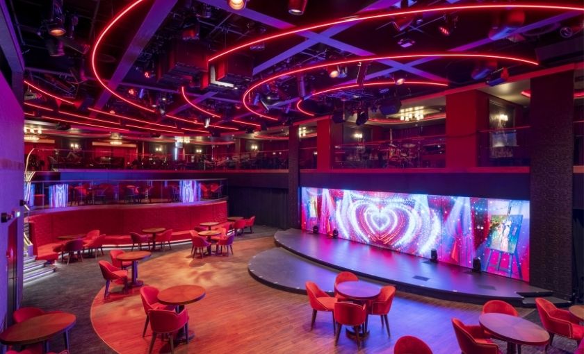 Entertainment lounge MSC Seashore